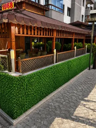 Ankara kafe ve restoran terasında kullanılan yeşil çim çit ile dekoratif sınır ve mahremiyet uygulaması
