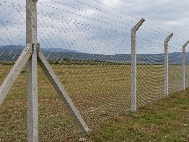 Beton direkli galvanizli kafes tel örgü arazi çevreleme uygulaması