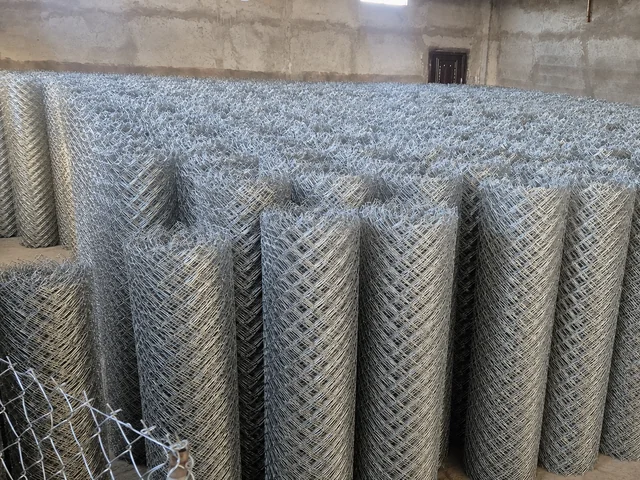 Galvanizli kafes tel örgü rulolarının toptan stok ve depo görünümü