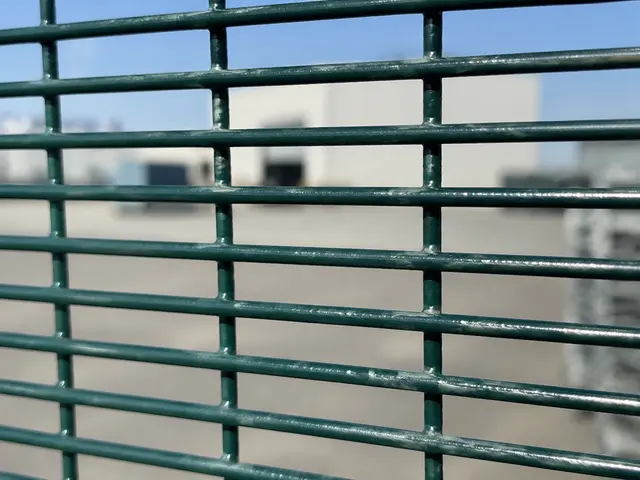 358 güvenlik panelinin dar ve sık kaynaklı göz yapısı.
