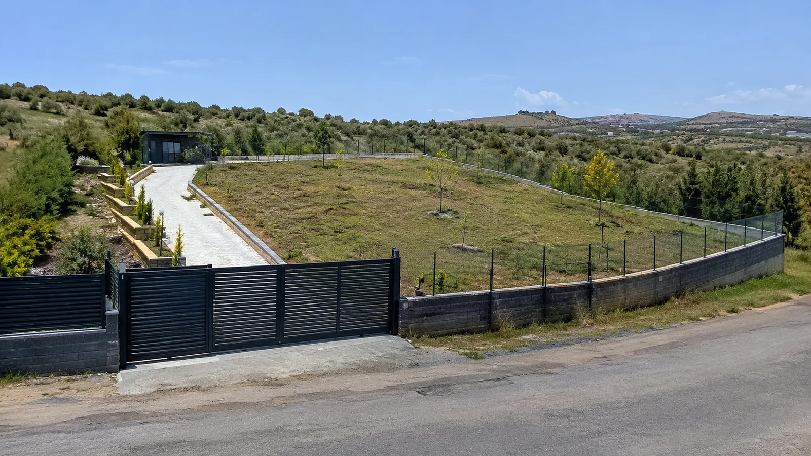 Nallıhan Kırsal Arazi Çiti, Tel Hattı ve Giriş Kapısı Nallıhan kırsal arazisinde eğimli saha sınırı, tel çit hattı ve geniş giriş kapısı temsili uygulama görünümü