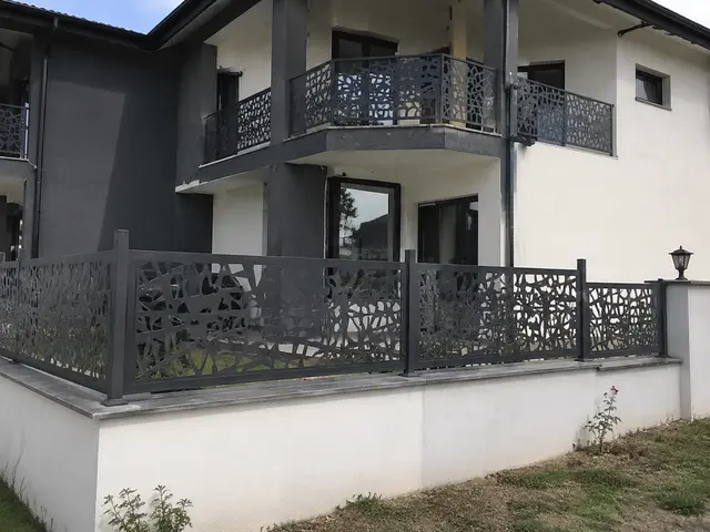 Lazer Kesim Villa Korkuluğu: Balkon, Merdiven ve Bahçe Uyumu gerçek Ankara uygulaması