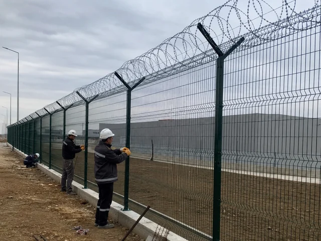 Yüksek Güvenlik Çiti Montajı Yüksek güvenlik çiti montajı Ankara; endüstriyel tesis çevresinde panel çit ve jiletli tel kurulumu