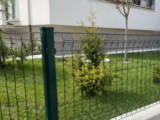 100 × 250 cm panel çitin kare direk ve bağlantı kelepçesi detayı