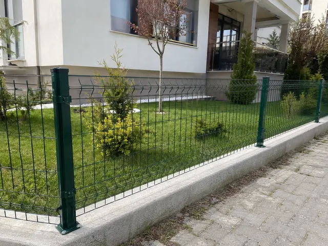 100 × 250 cm yeşil panel çit uygulaması