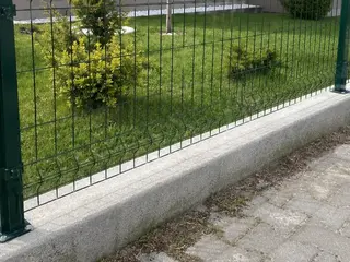 100 × 250 cm panel çitin beton kaide ve montaj uygulaması
