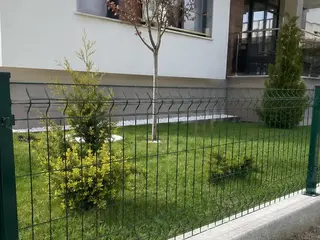 100 × 250 cm panel çitin kaynaklı tel gövdesi ve 3D büküm detayı