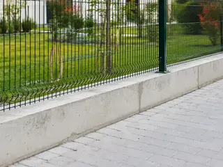 120 × 250 cm panel çitin beton kaide ve montaj uygulaması
