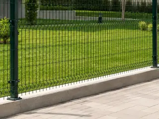 150 × 250 cm panel çitin beton kaide ve montaj uygulaması