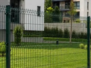 150 × 250 cm panel çitin kaynaklı tel gövdesi ve 3D büküm detayı