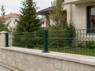 50 × 250 cm panel çitin kare direk ve bağlantı kelepçesi detayı