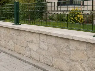 50 × 250 cm panel çitin beton kaide ve montaj uygulaması