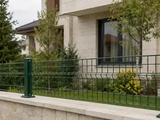 50 × 250 cm panel çitin kaynaklı tel gövdesi ve 3D büküm detayı