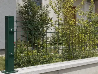 75 × 250 cm panel çitin kare direk ve bağlantı kelepçesi detayı