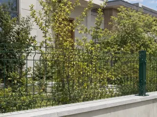 75 × 250 cm panel çitin kaynaklı tel gövdesi ve 3D büküm detayı