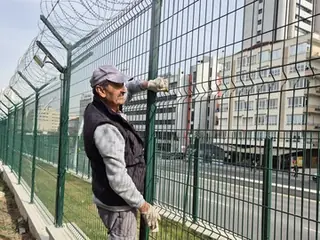 Ankara panel çit montajında yeşil boyalı panel, direk, beton kaide ve saha uygulama ekibi