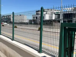 Ankara yol cephesinde beton duvar üzerine monte edilmiş yeşil panel çit, direk ve uzun hat çevreleme uygulaması