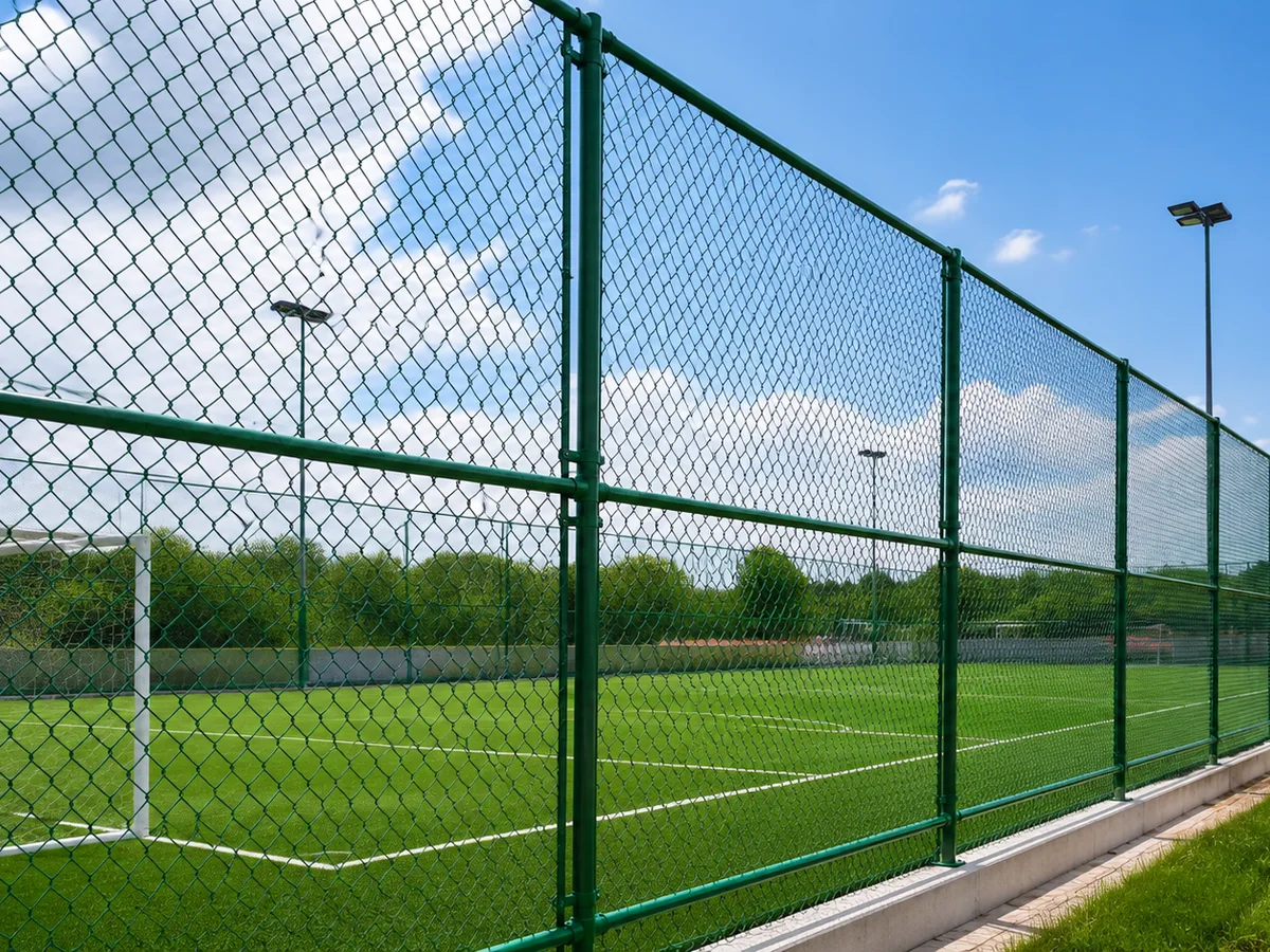 Ankara futbol sahası çevresinde PVC kaplı yeşil saha teli, yüksek direk sistemi ve çim saha görünümü