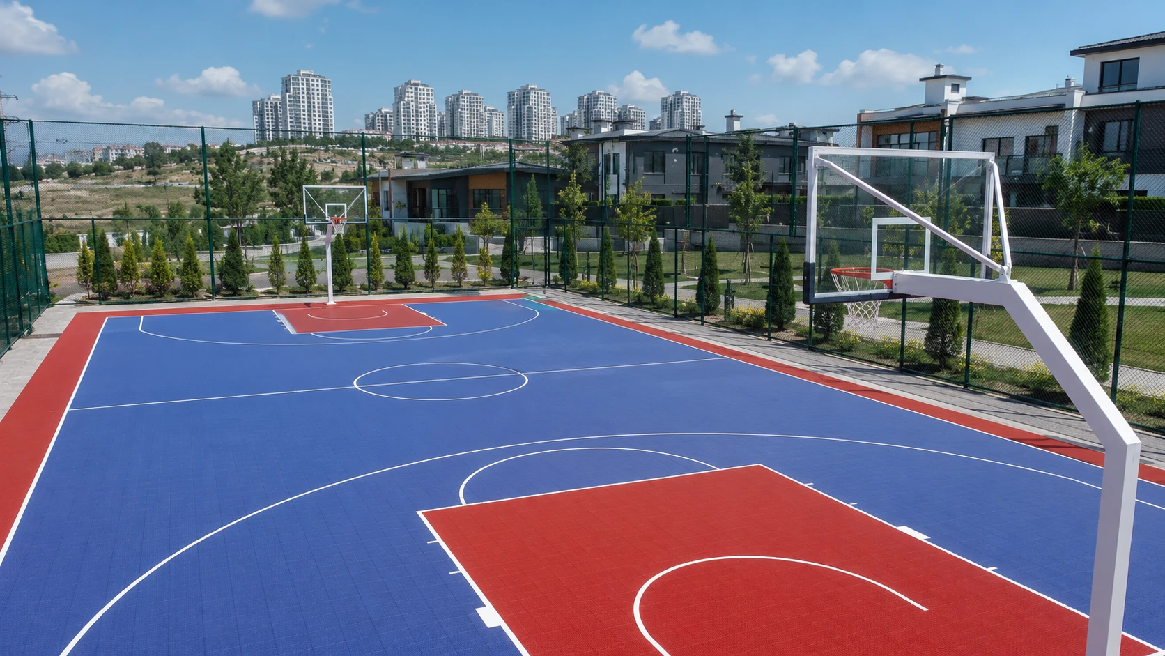 Ankara basketbol sahasında pota, spor zemini ve yüksek çevre çiti görünümü