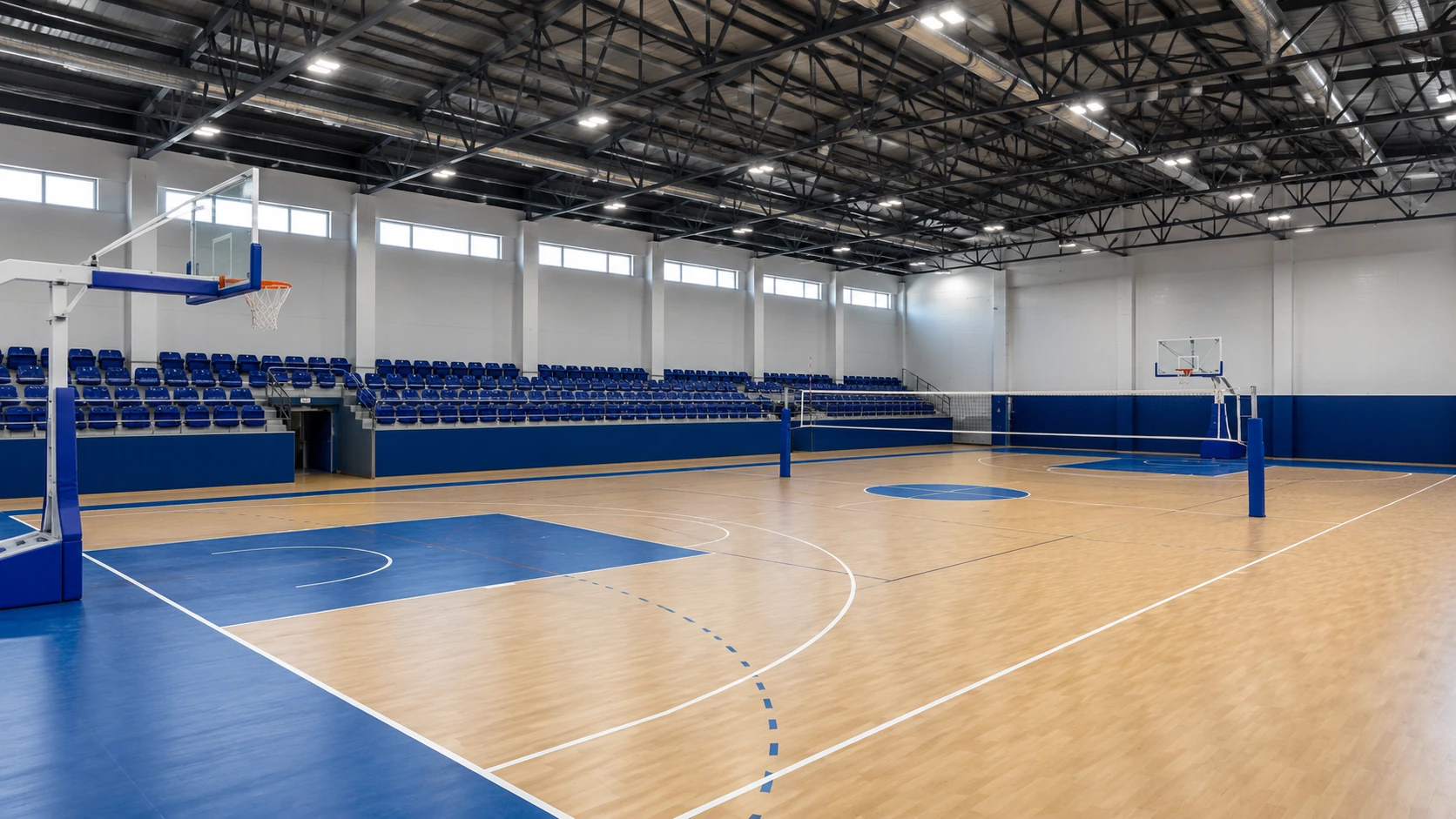 Kapalı çok amaçlı spor salonu projelerinde zemin ve saha altyapısını temsil eden spor alanı görünümü