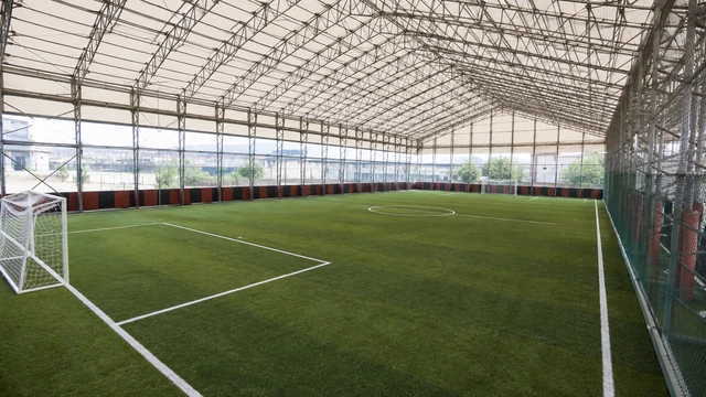 Kapalı halı saha, çelik konstrüksiyon, sentetik çim ve aydınlatma — temsili uygulama görseli Açık ve kapalı spor tesisi karar yolu için kapalı halı saha