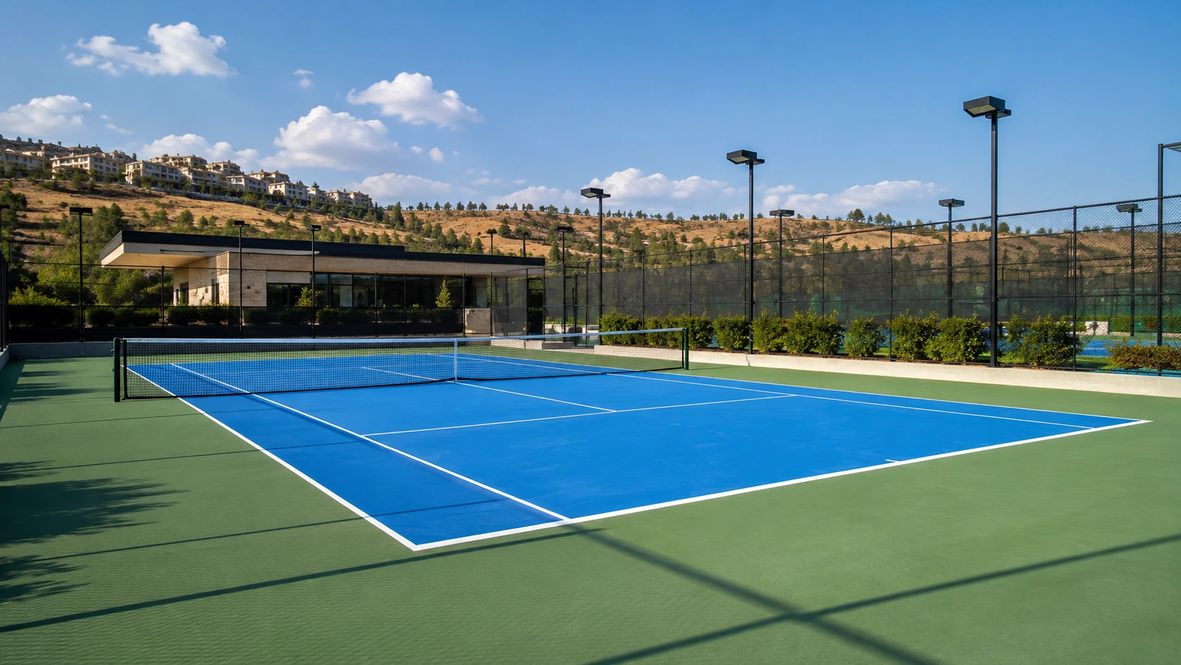 Tenis kortu projelerinde çevre çiti, saha sınırı ve spor alanı altyapısını temsil eden görünüm