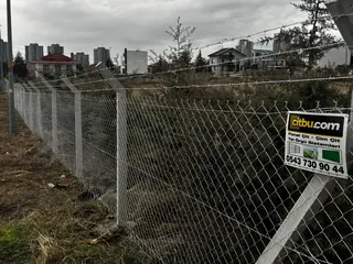 Ankara galvaniz çit teli uygulamasında örgü tel, beton direk, payanda ve Citbu saha levhası