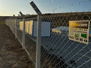 Tesis çevresinde galvaniz tel örgü, beton direk, payanda ve üst bölümde dikenli güvenlik teli uygulaması
