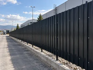Fabrika, depo ve sanayi tesisi için siyah trapez sac çevreleme.