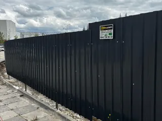 Siyah trapez sac ile yol cephesi ve saha sınırı kapama.