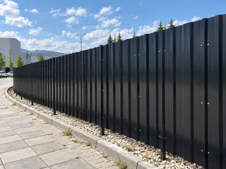 Yol, altyapı ve geniş proje sahalarında trapez sac kapalı çevreleme.