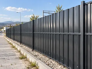 Fabrika, depo ve lojistik inşaat alanlarında trapez sac saha çevreleme.
